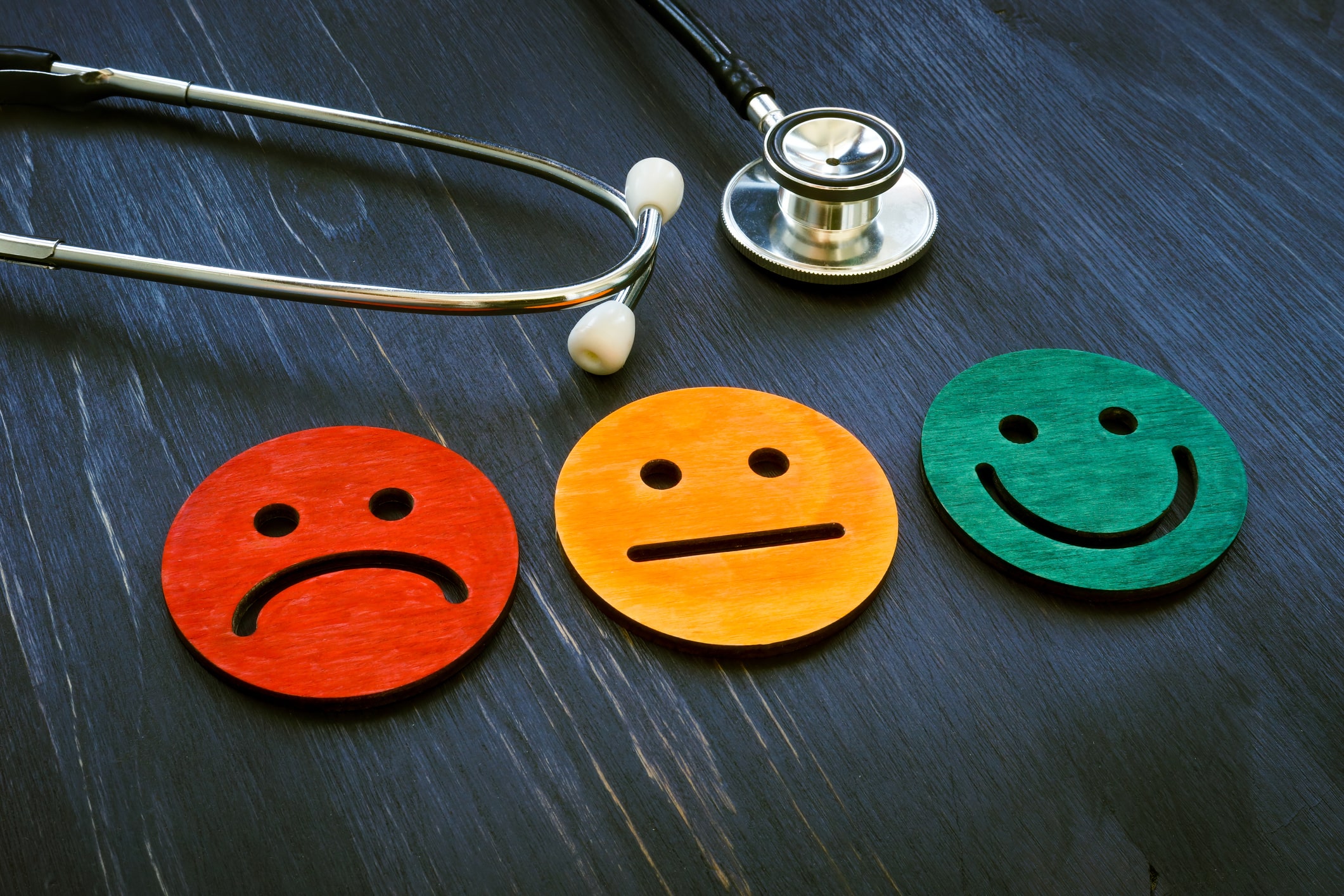 stethoscope and 1 green smiley face, 1 yellow neutral face and 1 red mad face 