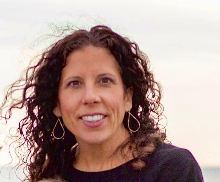 Jessica an Allied health recruiter smiling 