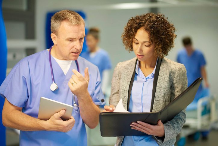 nurse speaking to a nurse supervisor 