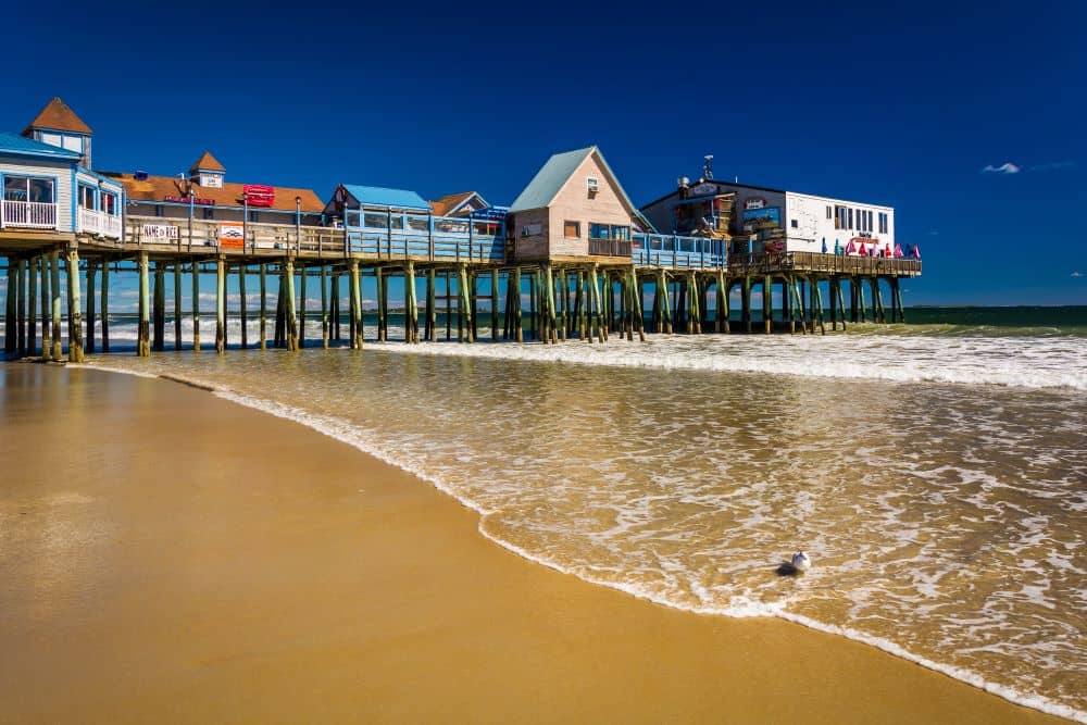 beach houses on maine shoreline